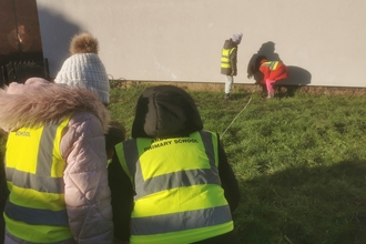 children measuring a grass area